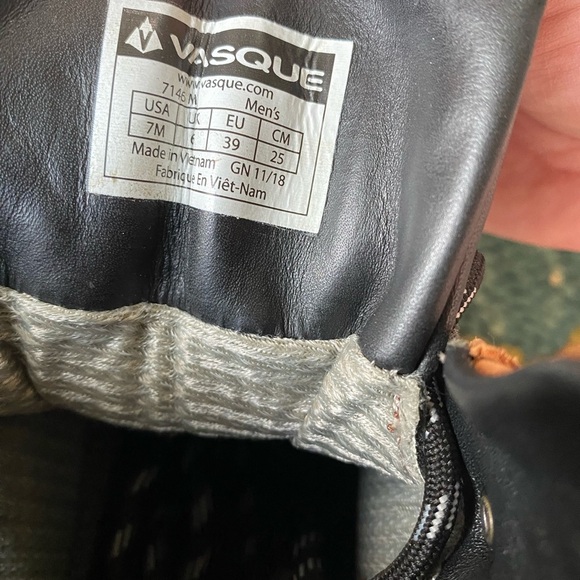 NWT Vasque Brown and Black Hiking Boots with Rugged Design - Picture 4 of 6